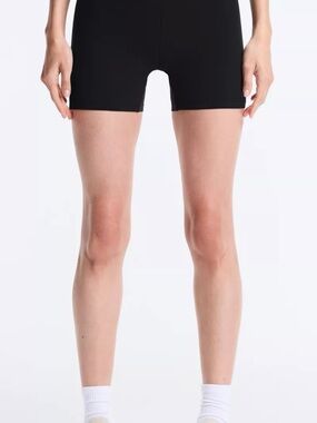 Oysho High-Waist Comfortlux high-rise 10cm hot pants in Black